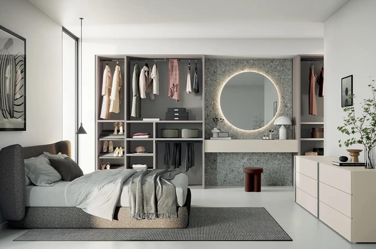 Cabina armadio aperta con specchio illuminato