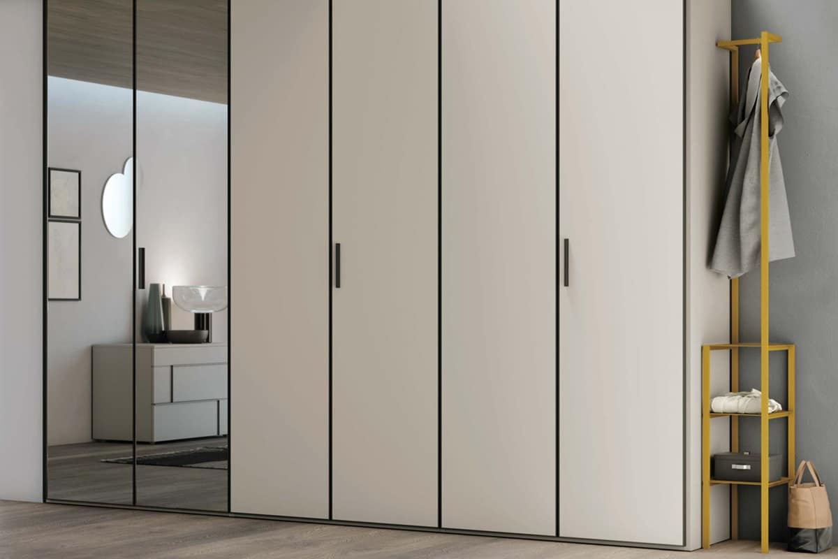 Armadio con anta battente in vetro e a specchio con profilo in contrasto