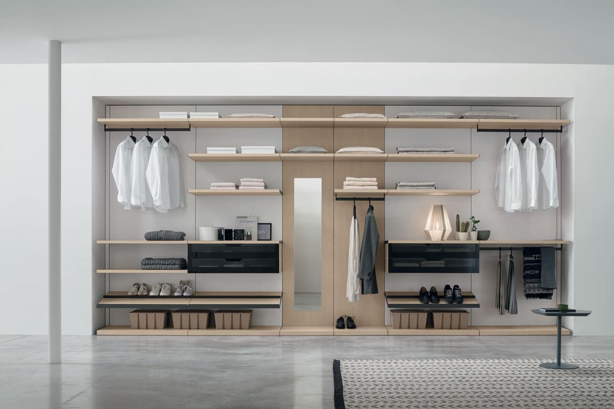 Cabina armadio con pannelli boiserie in legno Pratico di Tomasella