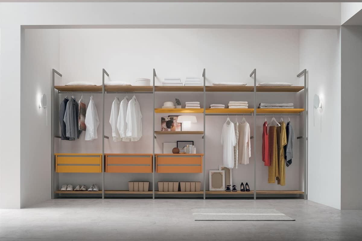 Cabina armadio Tomasella Liberty con pali metallici, ripiani e cassetti