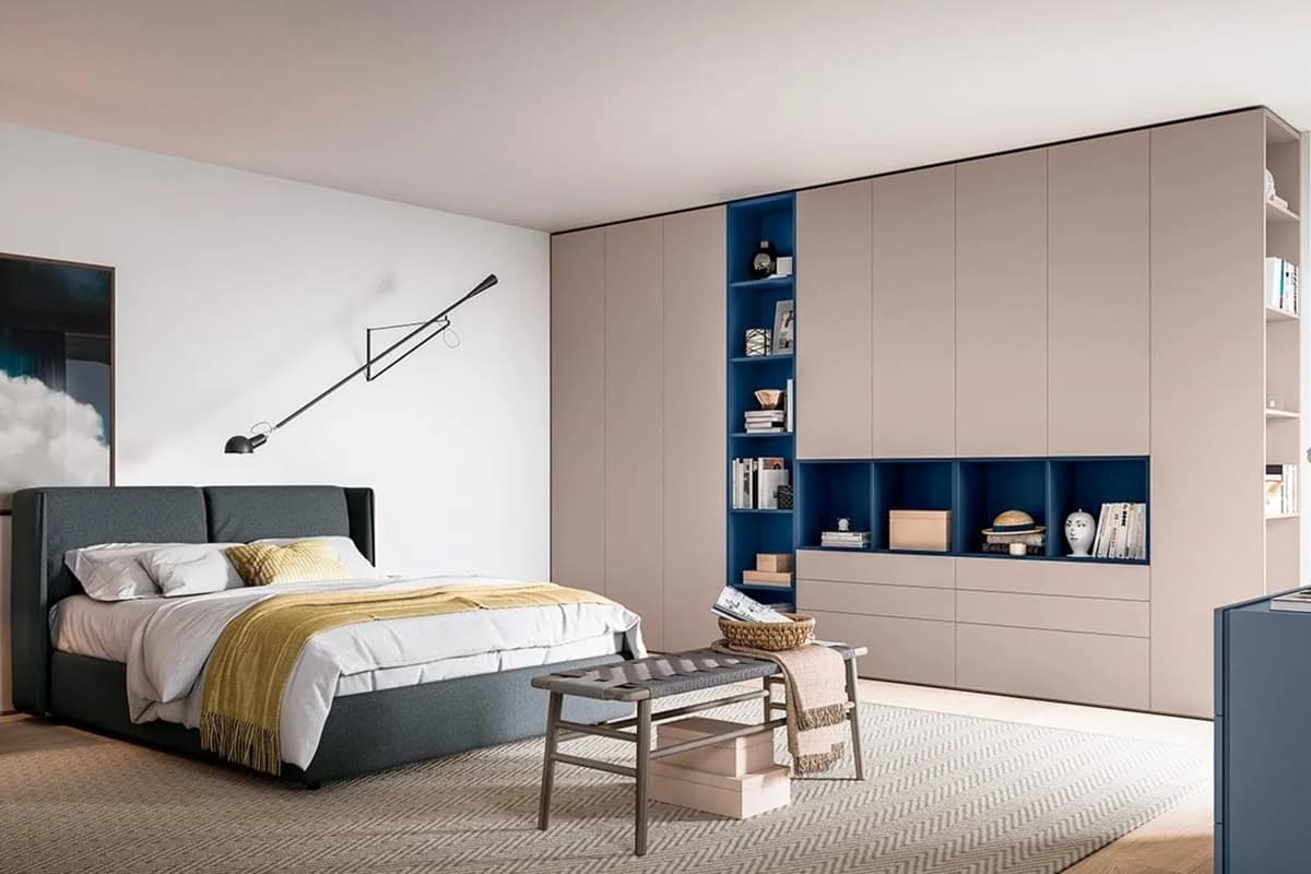 Camera matrimoniale moderna di design con letto Nest e inserti blu
