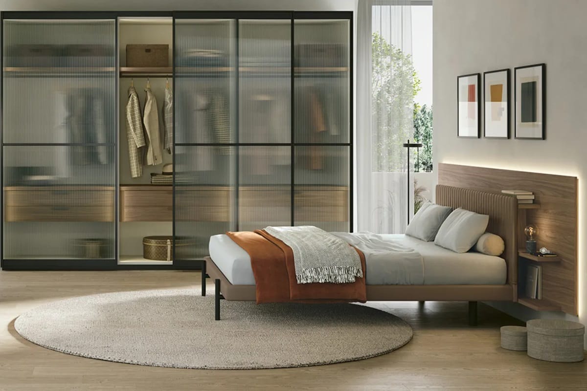 Camera matrimoniale con letto Icon e boiserie modula, armadio scorrevole con ante in vetro