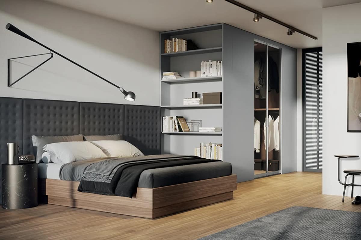 Camera matrimoniale con letto con boiserie e cabina armadio Stand Up con ante in vetro