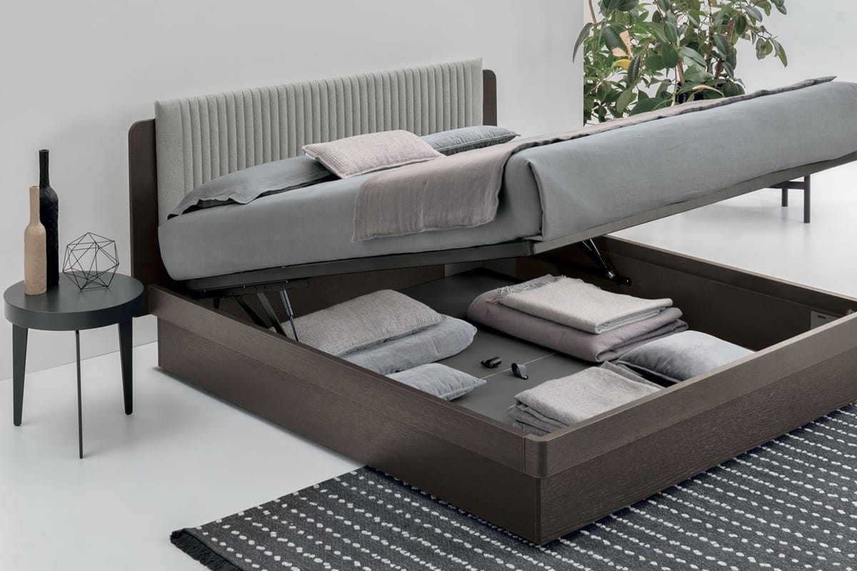 Letto matrimoniale contenitore con giroletto in legno e testata imbottita