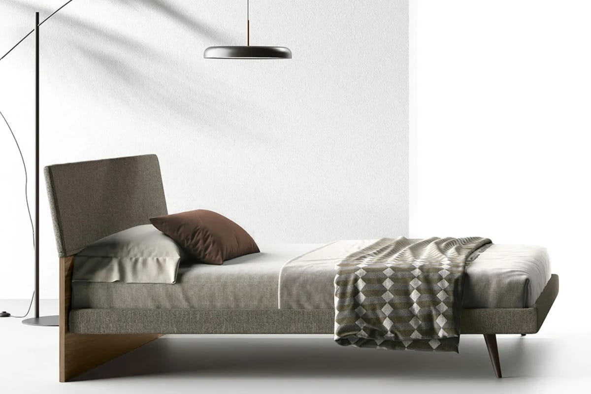 Letto matrimoniale in legno con testata inclinata rivestita in tessuto