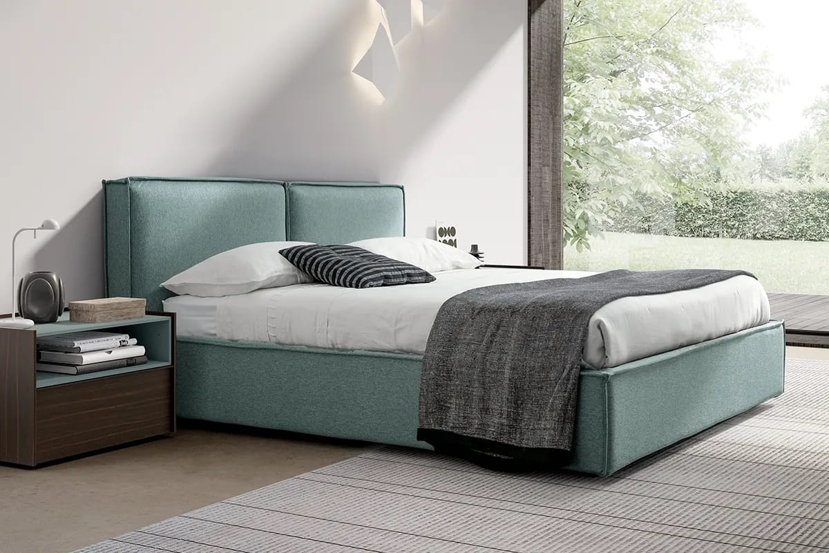 Letto matrimoniale imbottito con testata a 2 cuscini con cucitura Cloud di Doimo Adok con comodini Stream