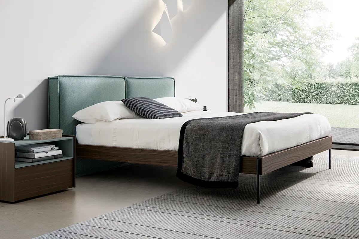 Letto Doimo Adok modello Cloud con testata a cuscini e giroletto in legno con comodini abbinati Stream