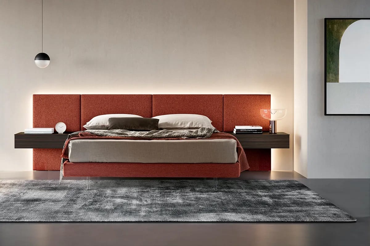 Letto matrimoniale imbottito in tessuto rosso con piedino trasparente Modula