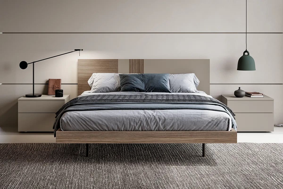 Letto matrimoniale Doimo Blade con testata divisa verticalmente e comodini flat