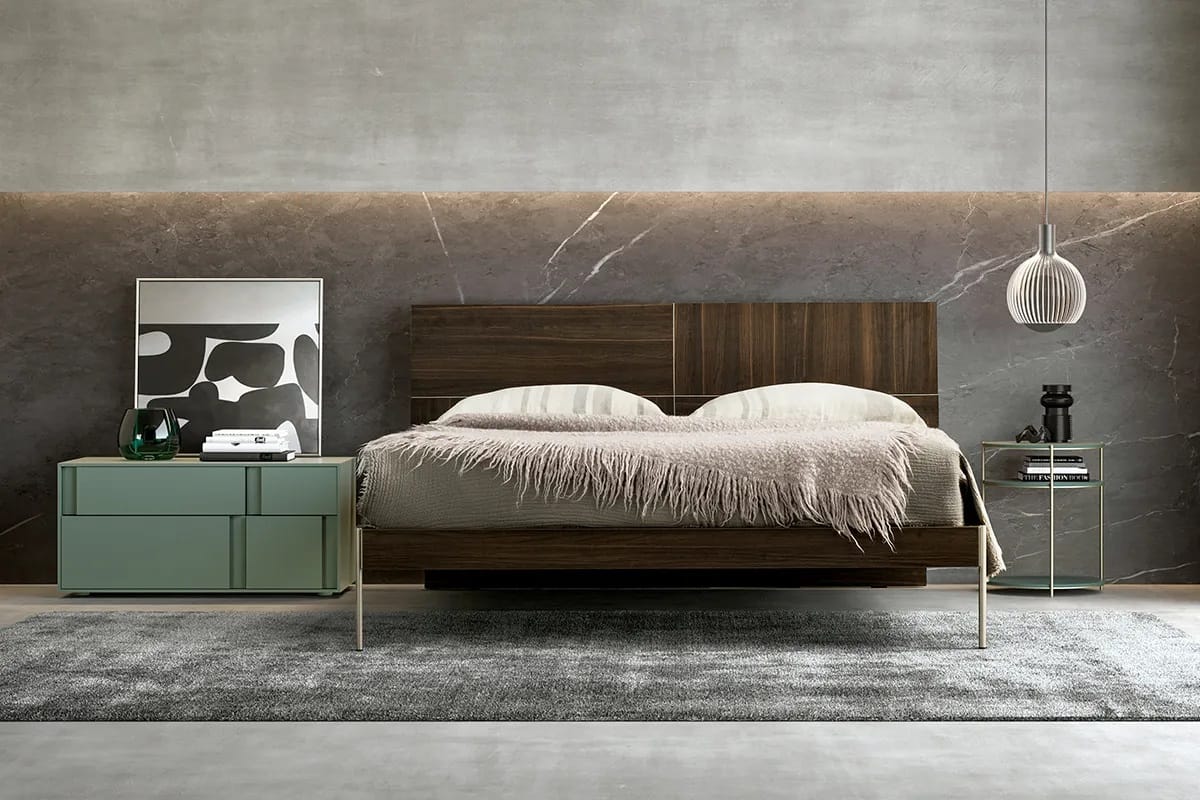 Letto matrimoniale moderno Sirio con piedino metallico e comodino laccato Loop