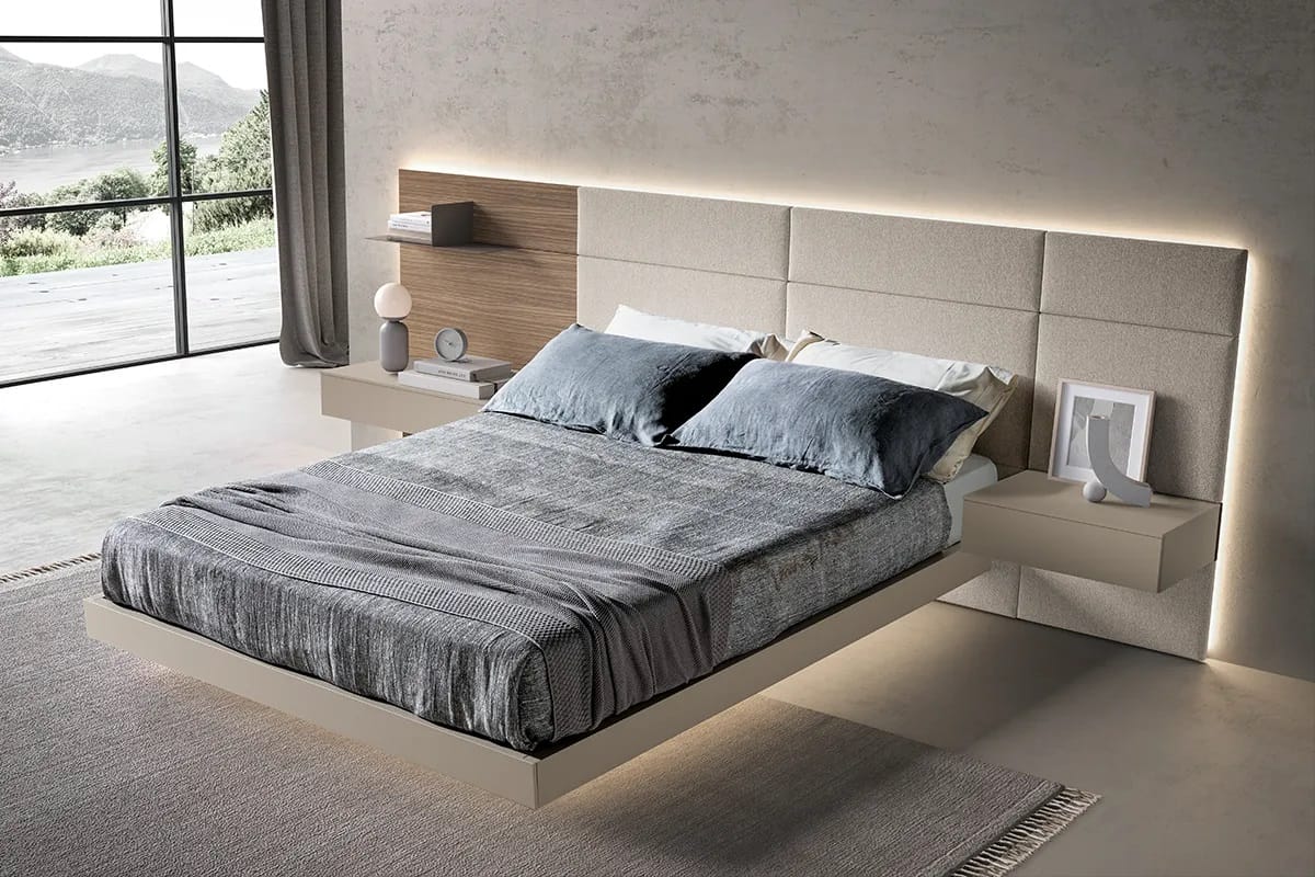Letto matrimoniale con effetto sospeso e boiserie imbottita Modula