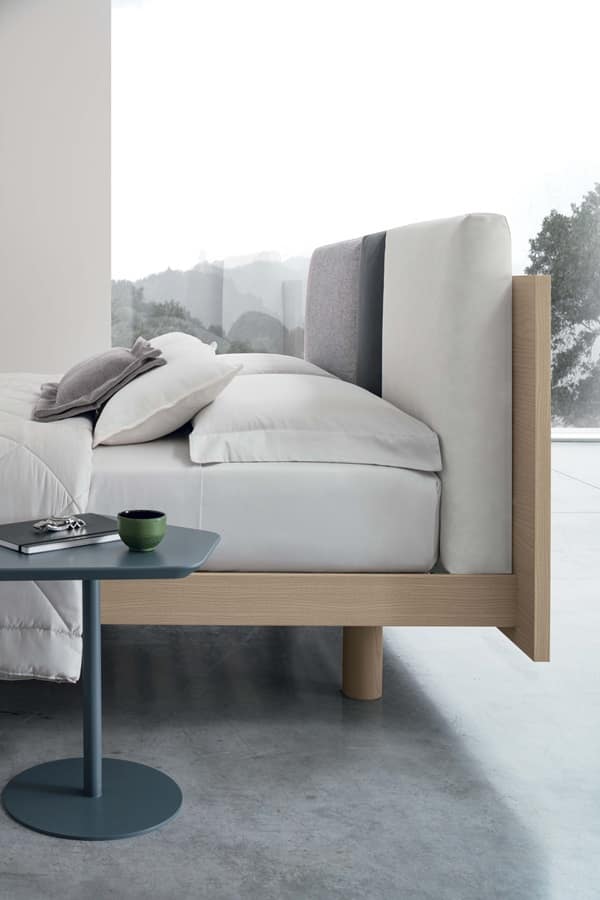 Letto matrimoniale Nikki in legno con 3 cuscini che formano la testata