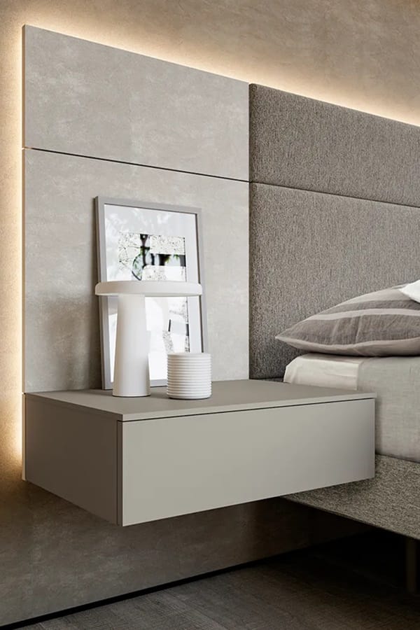 Comodino Fly sospeso accostato a letto Modula