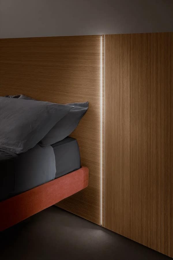 Dettaglio della luce a led integrata nella boiserie del letto Carrè di Doimo Cityline Adok