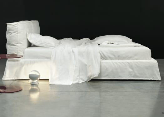 Letto Academy, testiera piuma, tessuto bianco