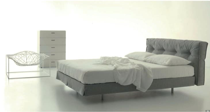 letto matrimoniale con cuscini