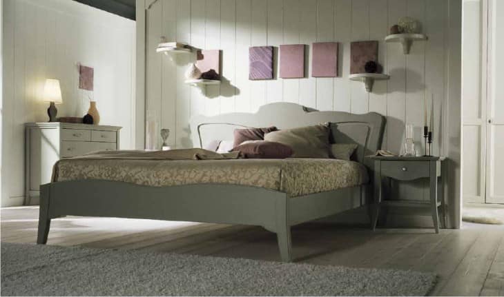 Un letto matrimoniale in vero legno massello