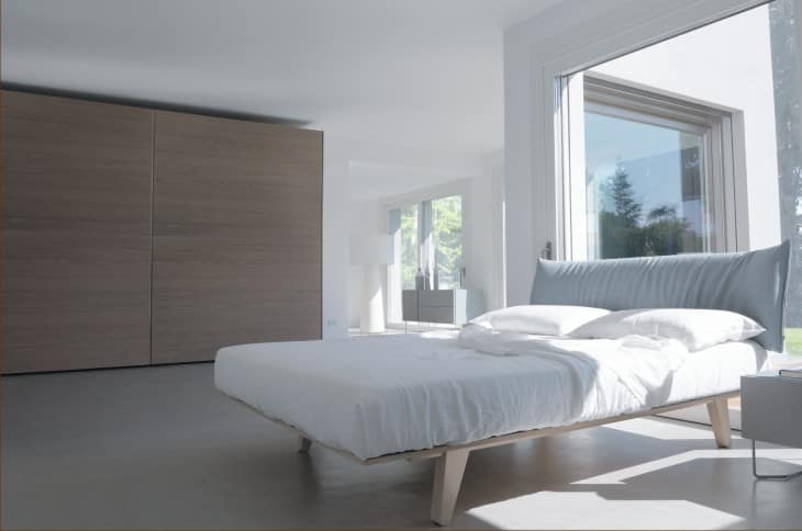 camera moderna con letto caccaro