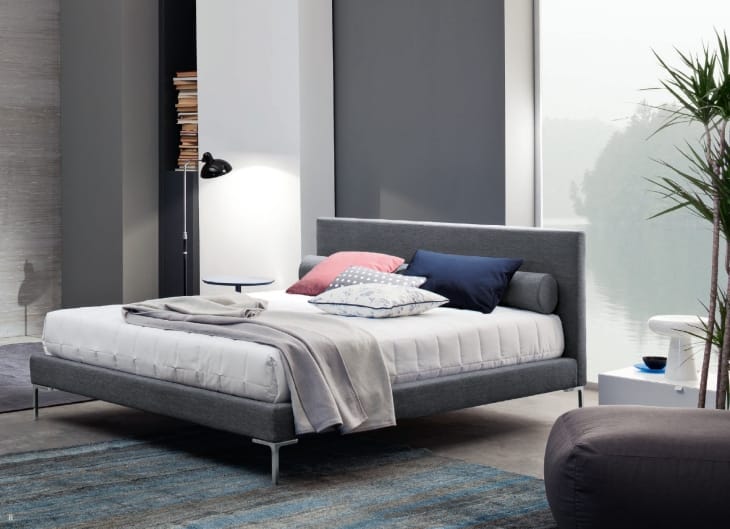letto semplice imbottito con piedini