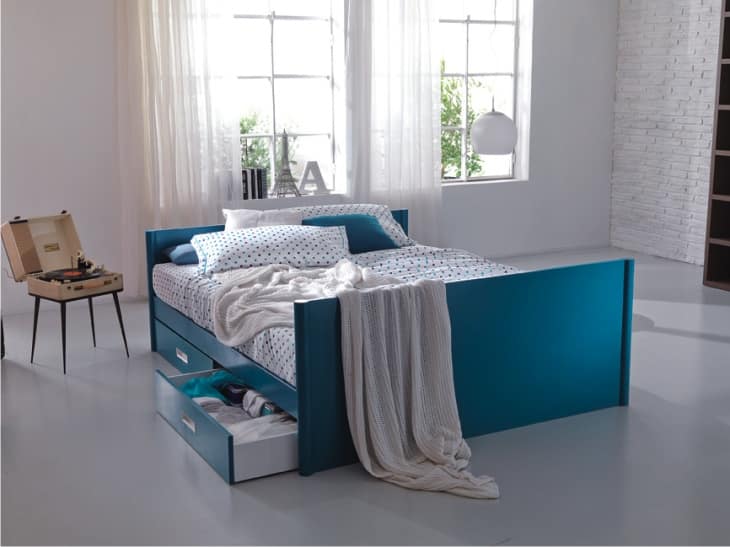 Letto laccato con cassetti