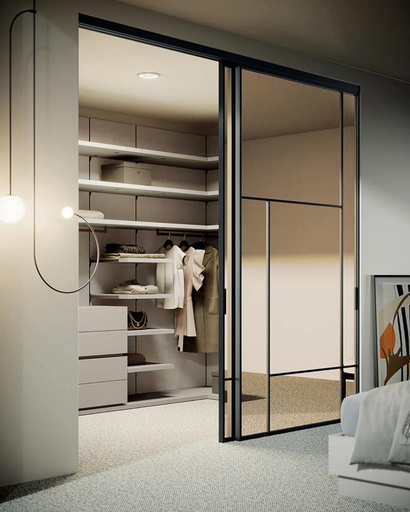 Cabina armadio a boiserie attrezzata con porta di vetro di chiusura