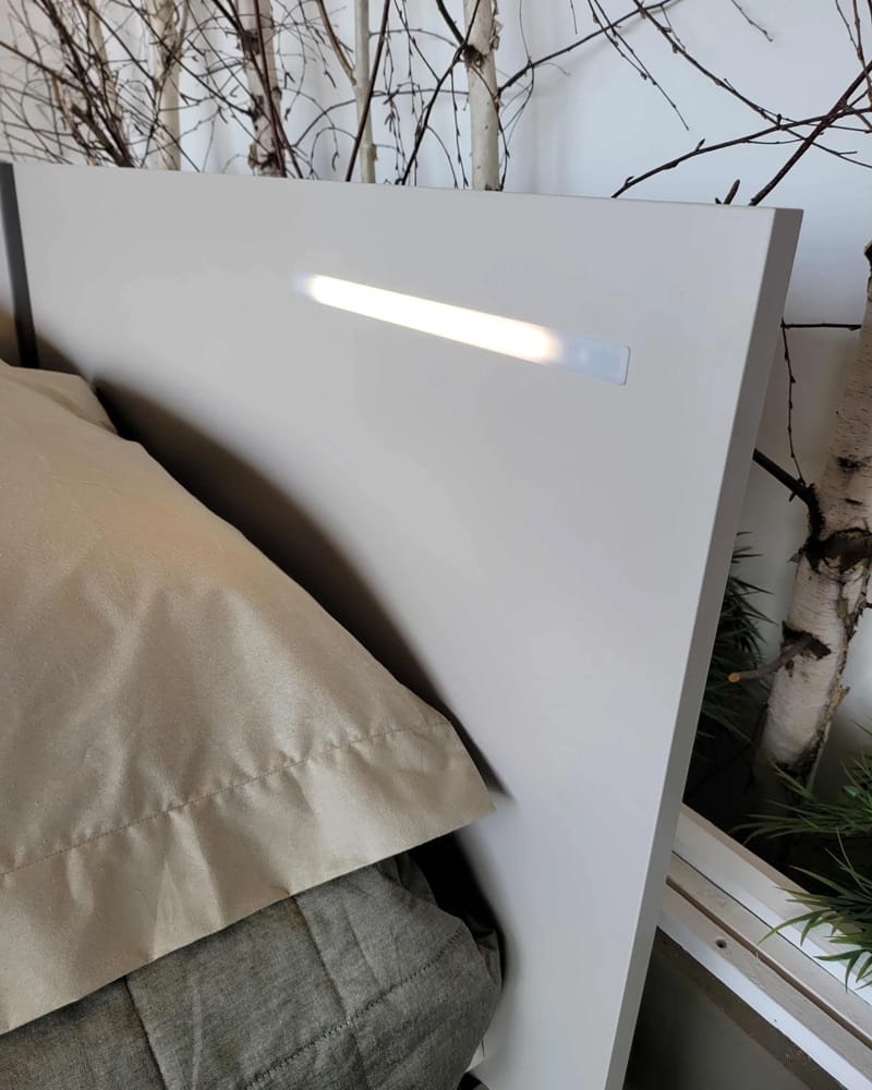 Dettaglio della luce led orizzontale del letto Tablet