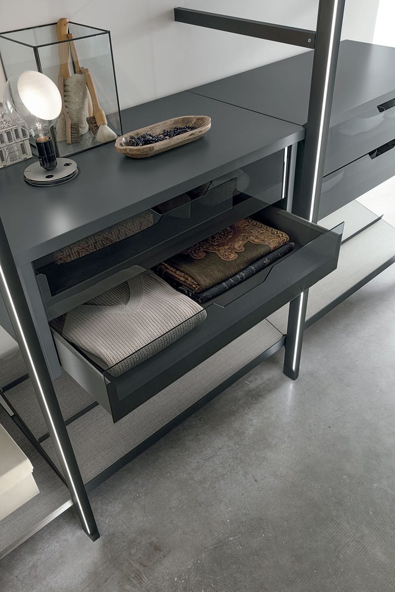Dettaglio del profilo metallico con luce led integrata per la cabina armadio Liberty