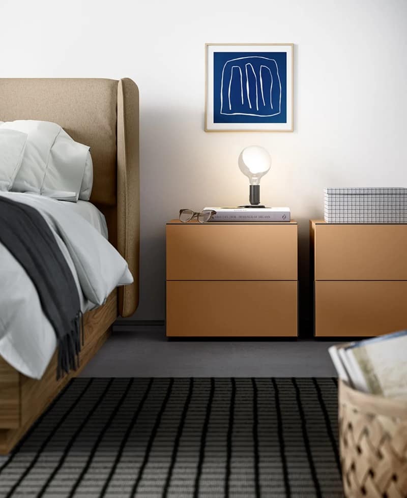 Dettaglio del letto Nest con comodino laccato
