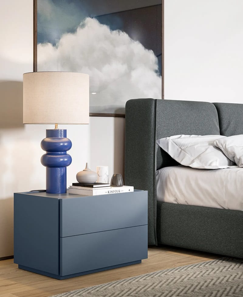 Dettaglio testata Nest e comodino laccato blu