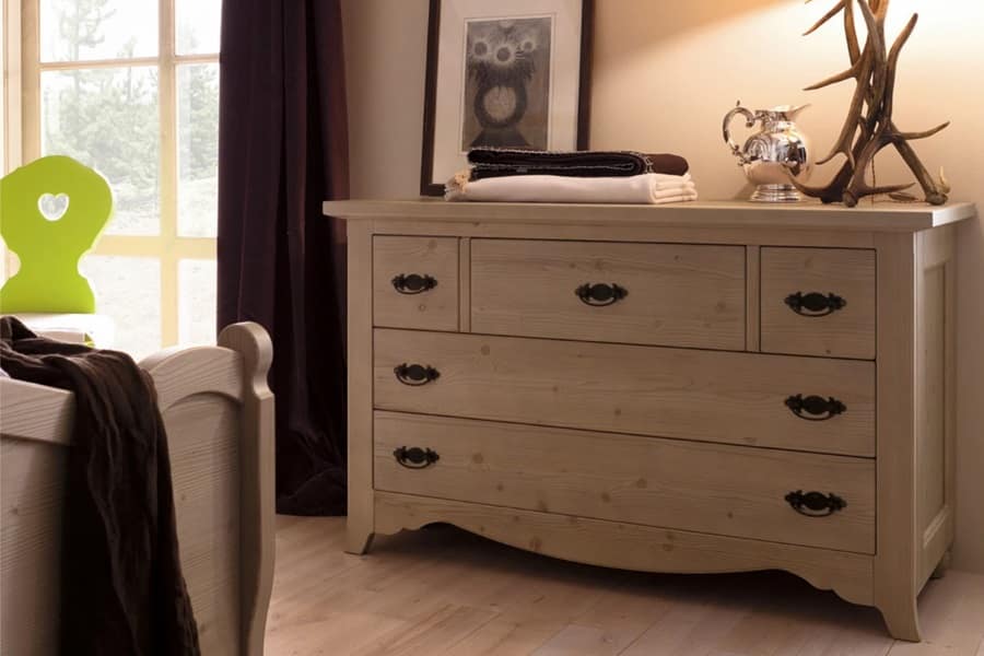 Comò classico in legno massello di abete Scandola modello Tabià