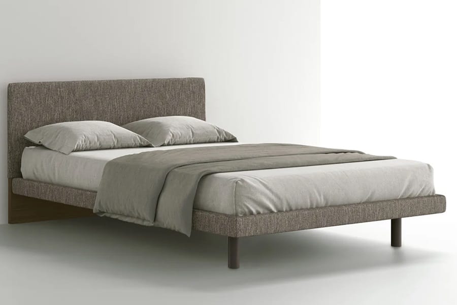 Letto matrimoniale in legno rivestito in tessuto Filo