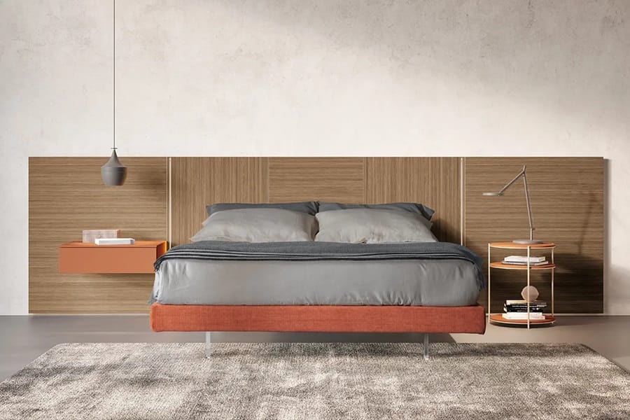 Letto matrimoniale Adok modello Carrè con boiserie in legno con un comodino Fly sospeso e un comodino Polar rotondo