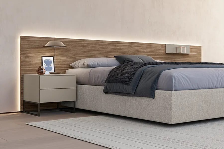 Letto matrimoniale imbottito con contenitore e boiserie in legno