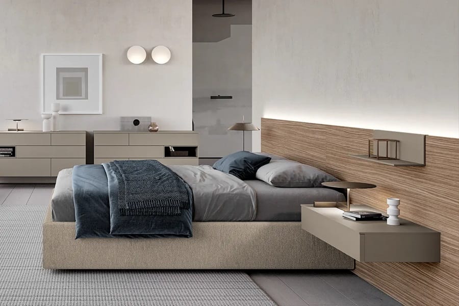 Letto matrimoniale Side di Adok in versione imbottita con comodino sospeso Fly