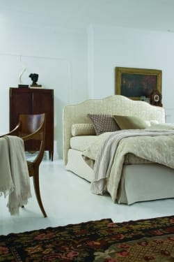 vista laterale matrimoniale classico con gonna e pregiata finitura